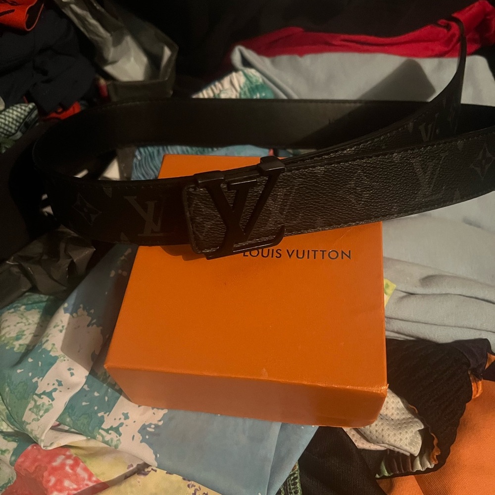 Louis Vuitton Elegant Black Leather Belt
